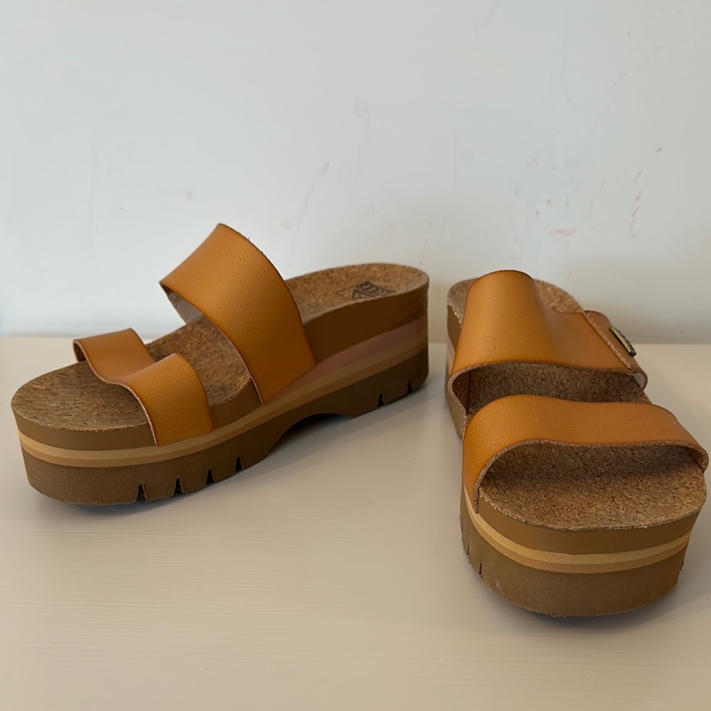 REEF Tan Platform Sandals with Minimalist Design